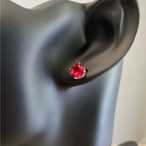 Red Crystal Med Earring / Aretes de Cristal Rojo